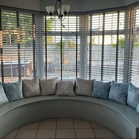Entire With Hot Tub *