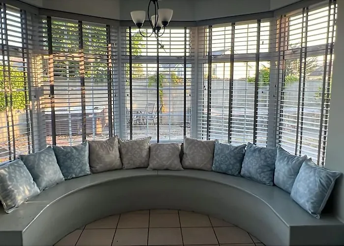 Entire With Hot Tub *