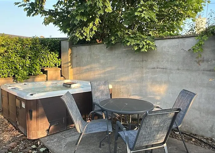 Prázdninový dům Entire With Hot Tub *